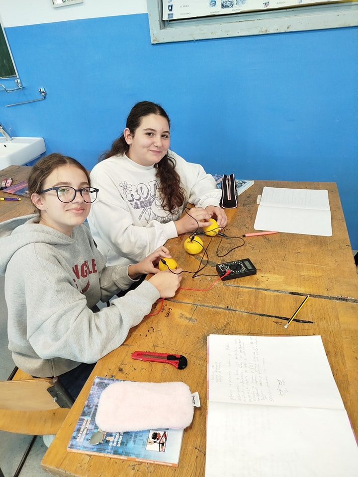 Praktičan rad: Mjerenje električne energije baterije od limuna