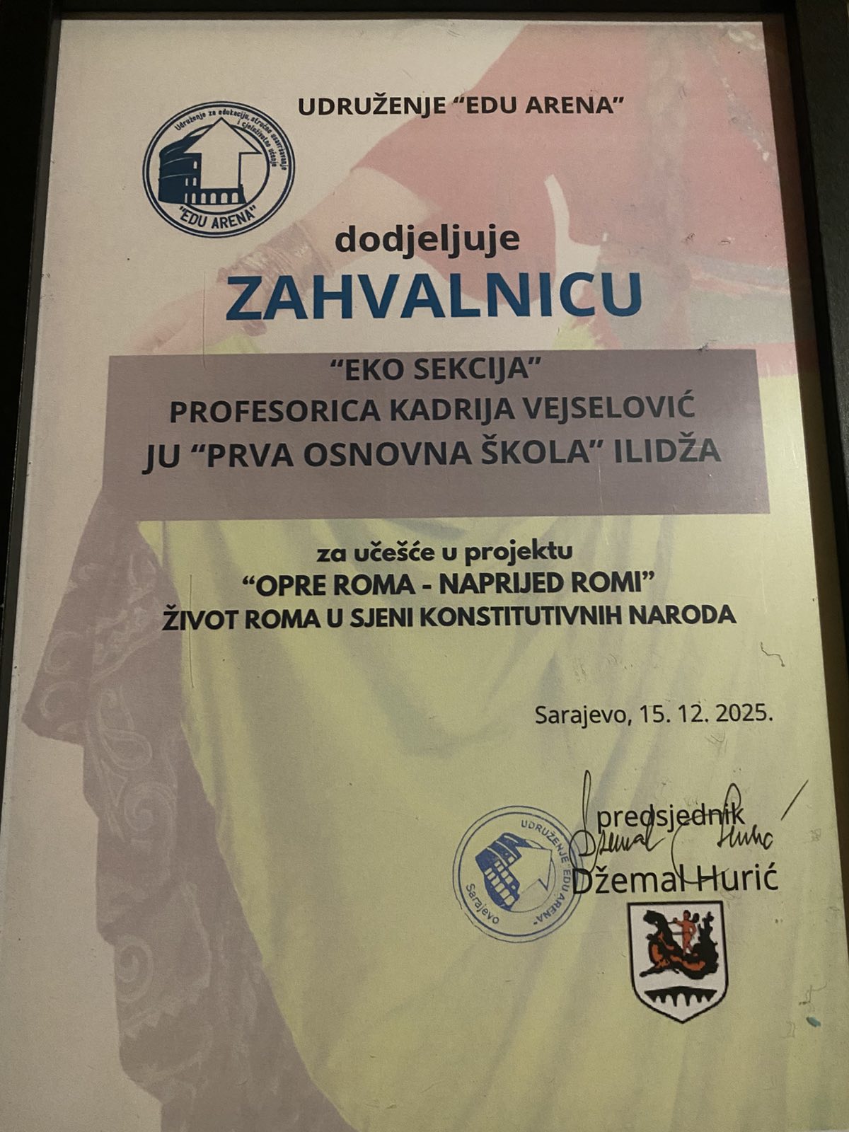 Članice ekološke sekcije, odjevene u suknje izrađene od reciklažnih materijala,
