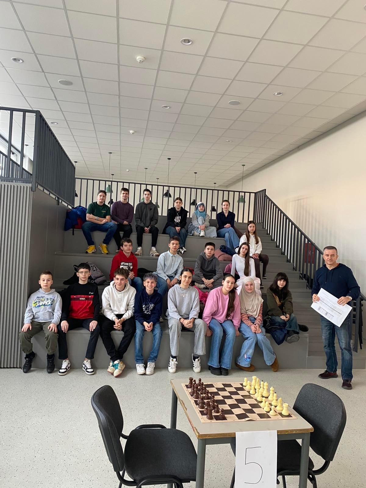 Danas je u holu škole vladala posebna atmosfera – spoj koncentracije, takmičarsk