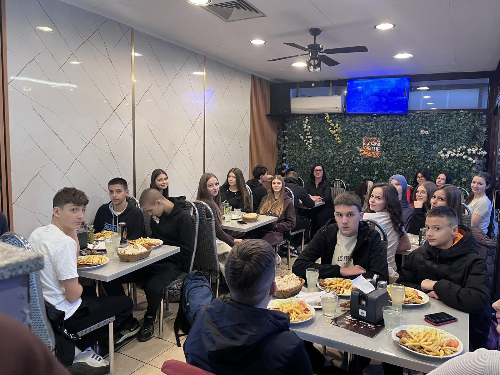 Bilo je to jedno od onih večeri koje se pamte po osmijehu, toplini i iskrenim ra