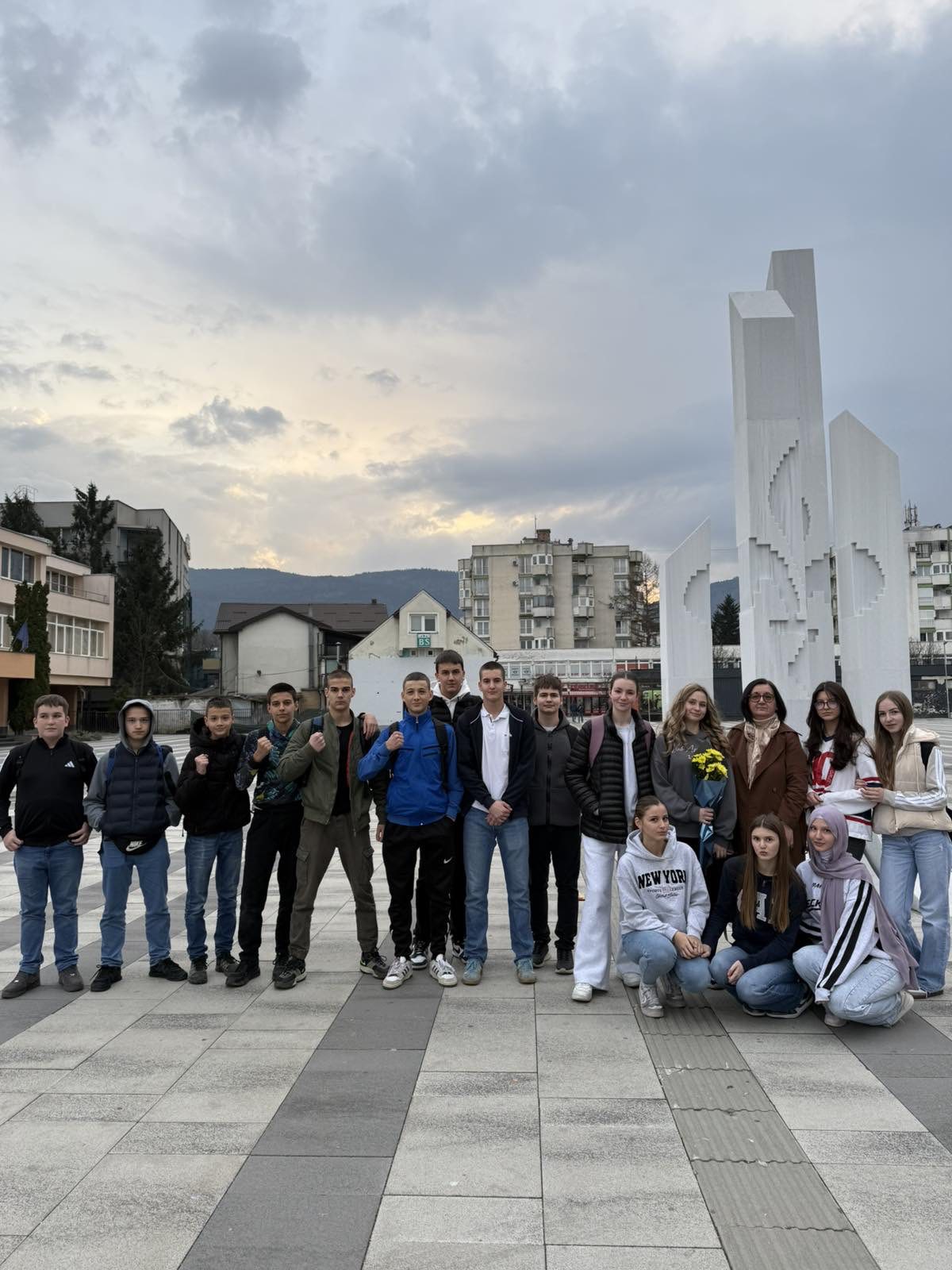 Učenici odjeljenja IX-3, zajedno sa svojom razrednicom Kadrijom Vejselović, prov