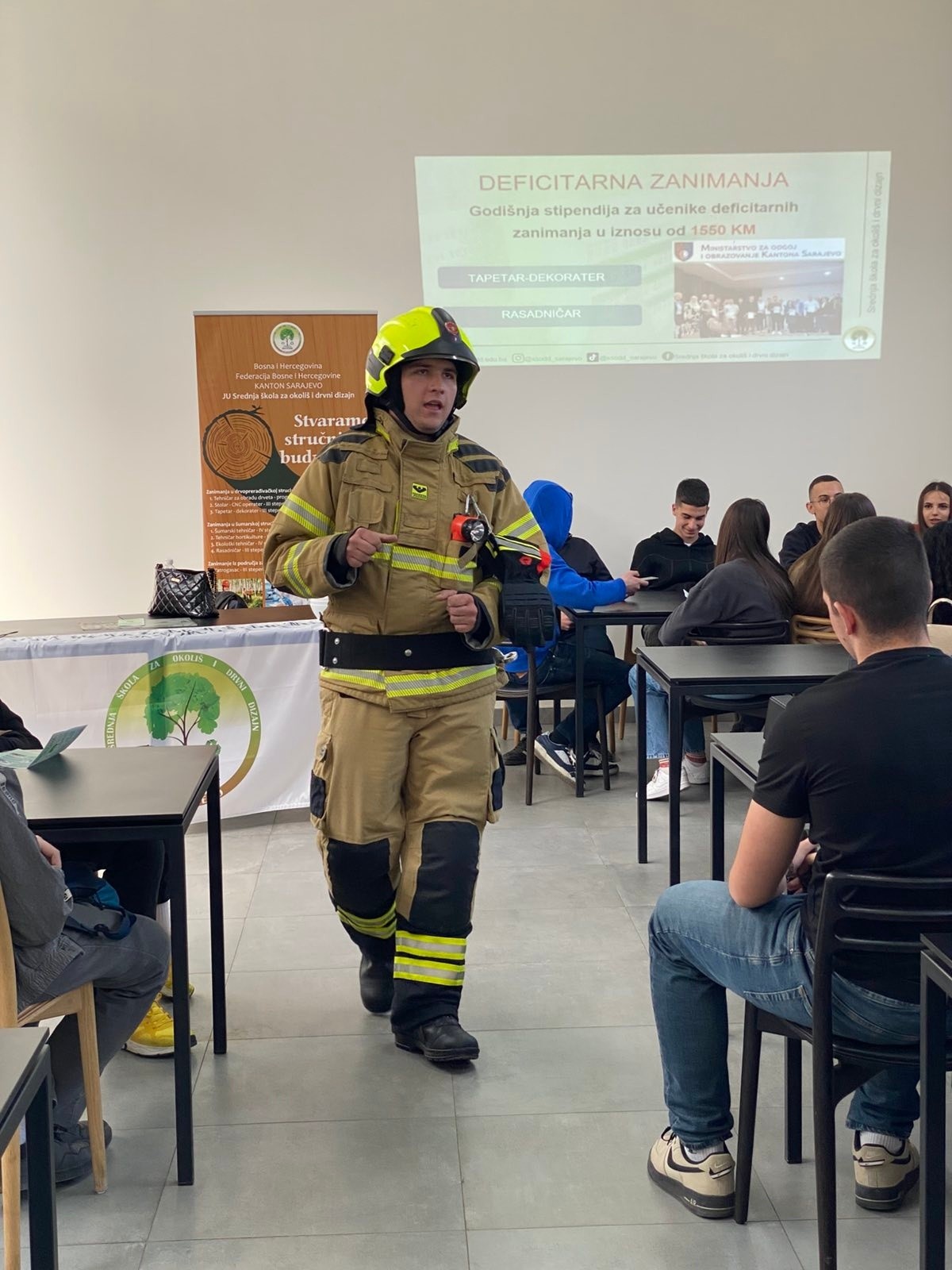 Učenici IX razreda, u okviru profesionalne orijentacije, posjetili su Aptha korp