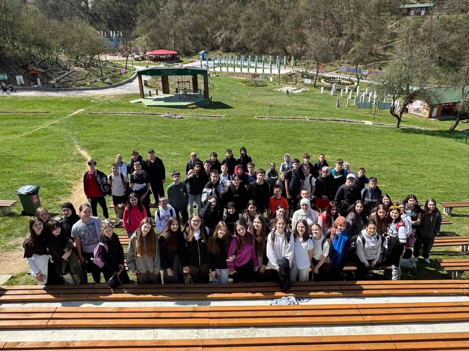 Učenici osmog razreda danas su realizovali izlet u Visoko, gdje su posjetili Par
