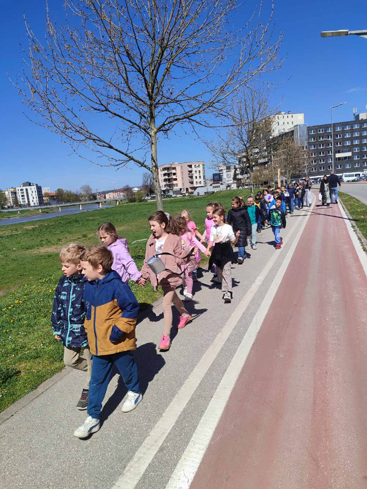Jučer su učenici iz produženog boravka iskoristili sunčano proljetno vrijeme za